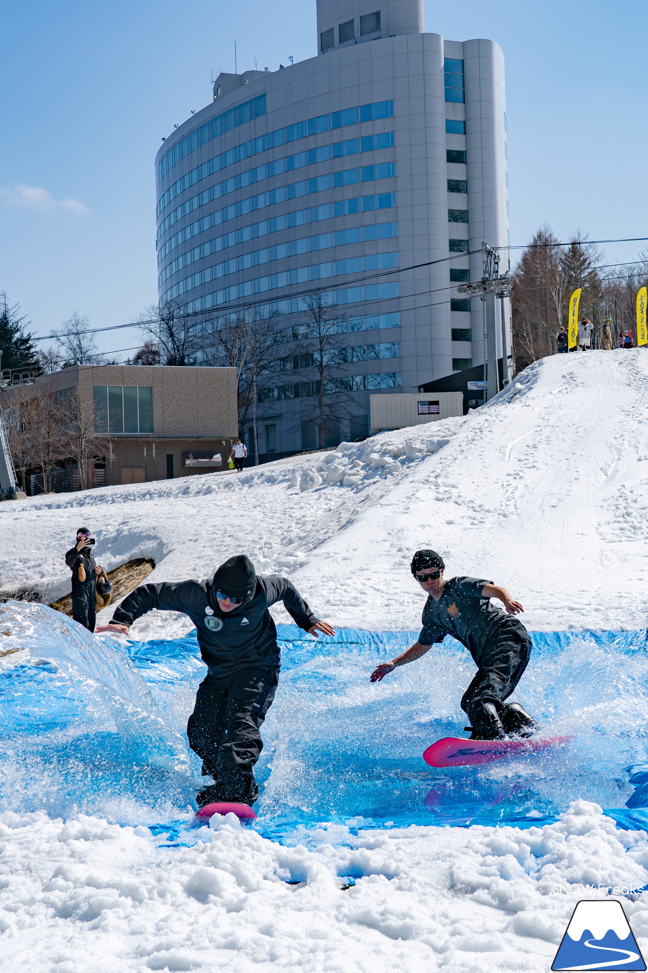 富良野スキー場｜春は楽しいイベントが盛りだくさん！世界で活躍するアスリートと一緒に『Snow Action 2023』＆ 第10回池渡り『Pond Skimming』レポート♪